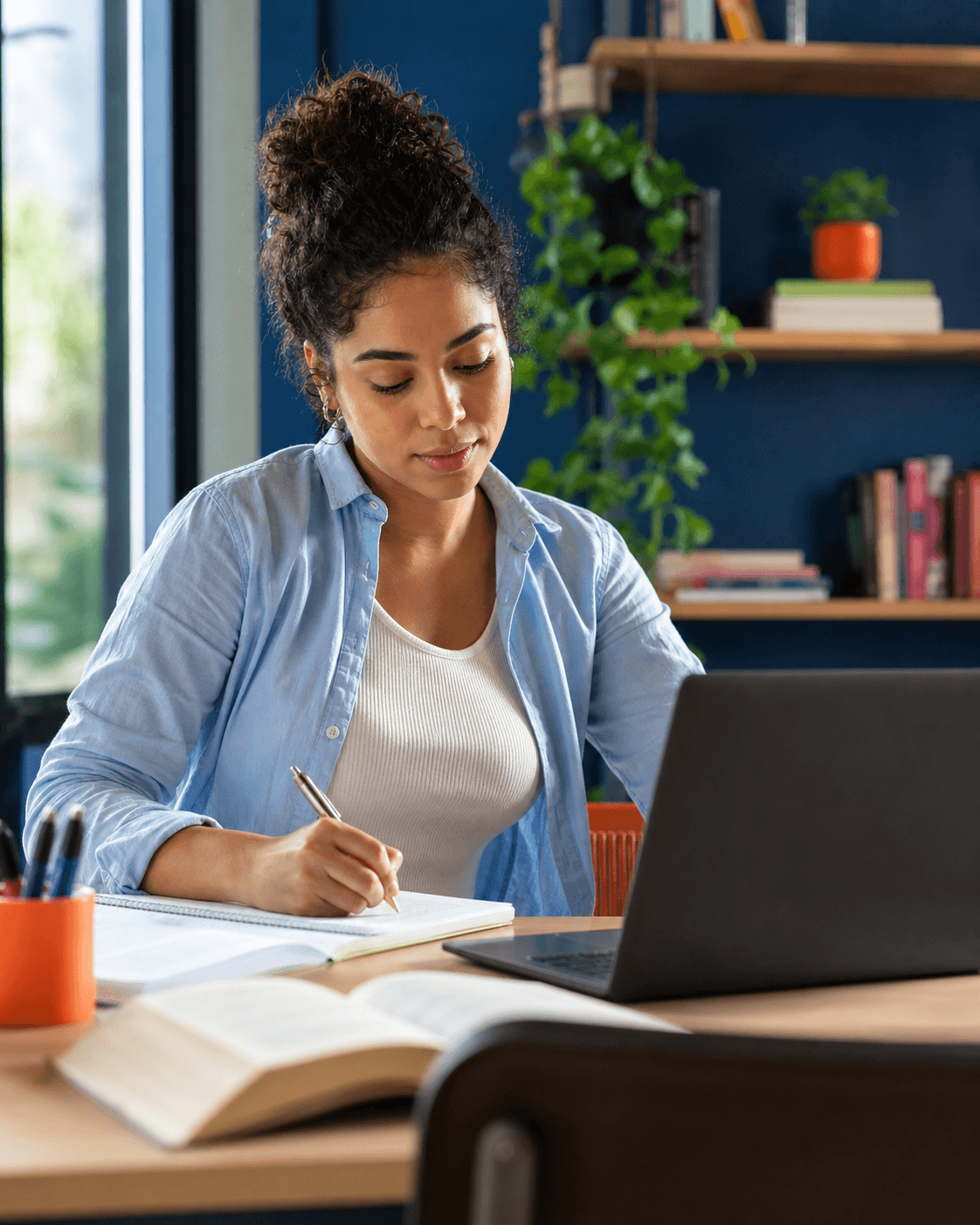 Estudante fazendo anotações durante uma aula online