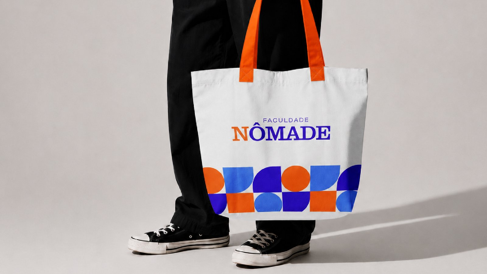 Ecobag com a identidade visual da Faculdade Nômade